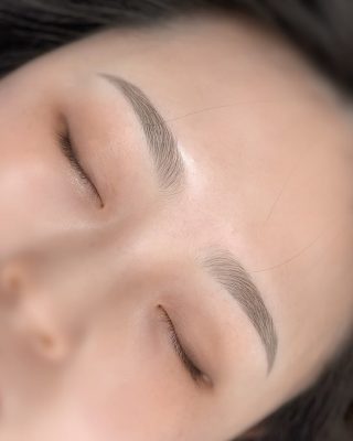 chân mày cân đối